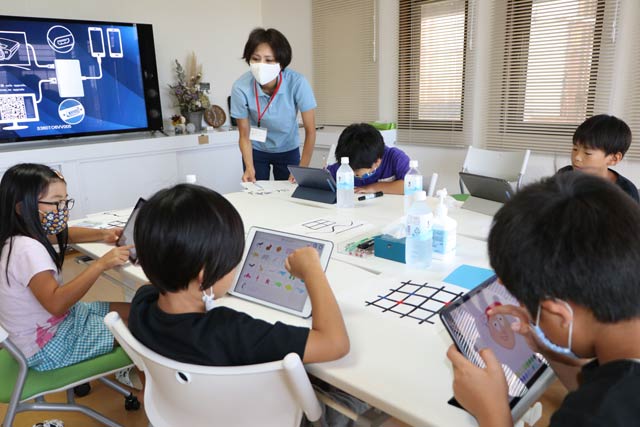 「コードキャンプキッズ三条教室」のレッスンのようす