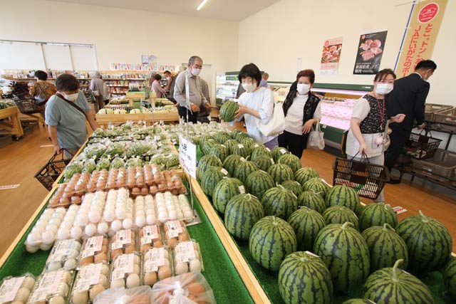 入場制限を行った店内でゆっくりと買い物