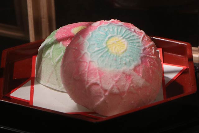 おさべ菓子店オリジナルの橡尾名物の手まりをかたどった菓子