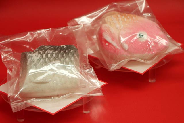 コイの頭と切り身をかたどったユニークな菓子