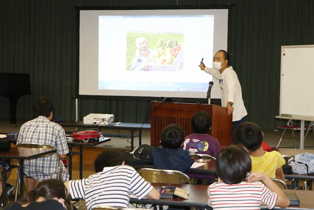 開講式の特別講演のようす