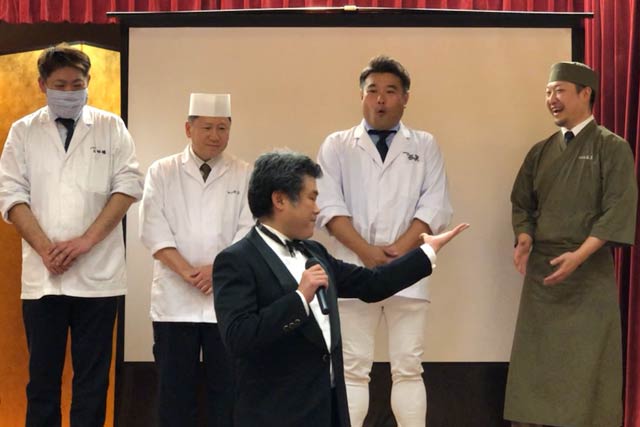 東軍の2人に勝利のコール、左から西軍の「料亭 二洲楼」石橋昭尚さん 、「錢心亭 おゝ乃」 田中真一さん、「寿司割烹 西乃井」十二祐一さん、「遊亀楼 魚兵」結城義博さん