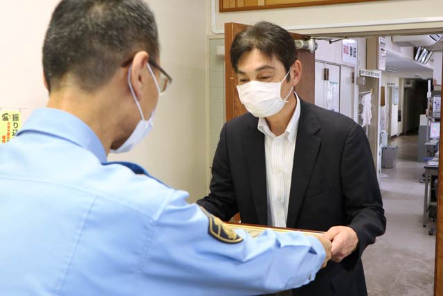 真島三条署長から銀賞を受ける第一貨物三条支店の後藤支店長