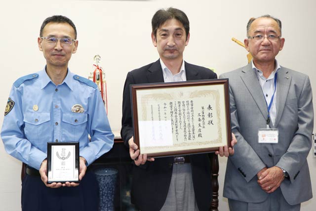 左から真島三条署長、第一貨物三条支店の後藤支店長、自動車安全運転センター新潟県事務所の栗原所長