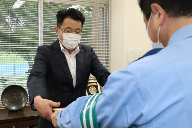 根立燕署長から佐川急便越後吉田営業所・原田所長にプラチナ賞の授与
