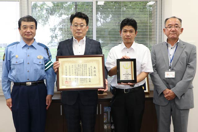 左から根立燕署長、佐川急便越後吉田営業所の原田所長と松井安全推進課係長、自動車安全運転センター新潟県事務所の栗原所長