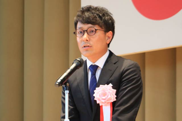 2018年5月の三条市立大崎学園開校記念式典であいさつする石川竜太さん