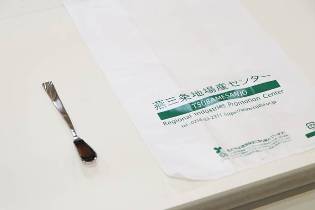 プレゼントするバターナイフと無料のバイオマスレジ袋