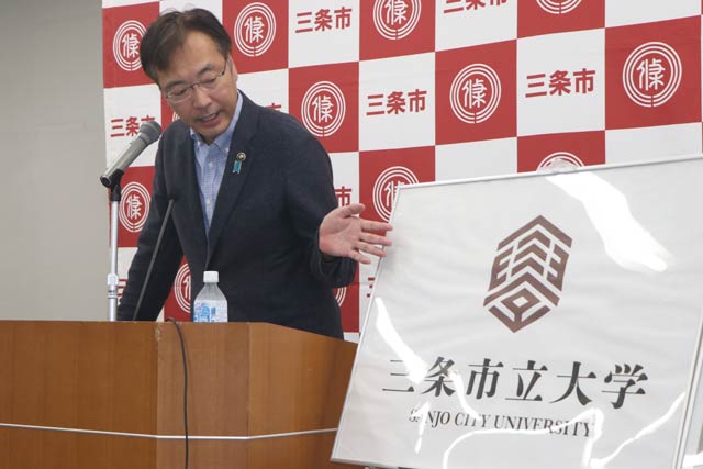 記者会見する国定市長