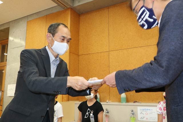 国定市長に目録を手渡す三条管工事協同組合の小柳理事長