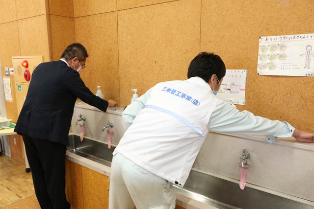 手洗い場のハンドルを回転式からレバー式に交換