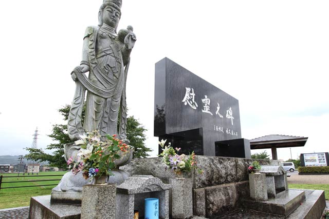 五十嵐川水害復興記念公園の慰霊之碑の前にすでに花が供えられている