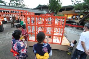 白山神社の七夕飾りで風鈴揺れる