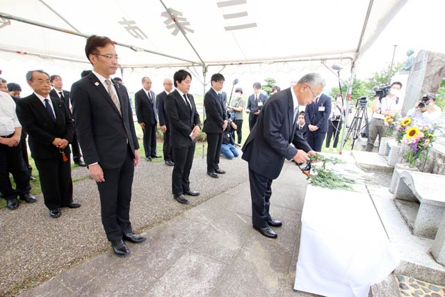 五十嵐川水害復興記念公園で献花と黙とう