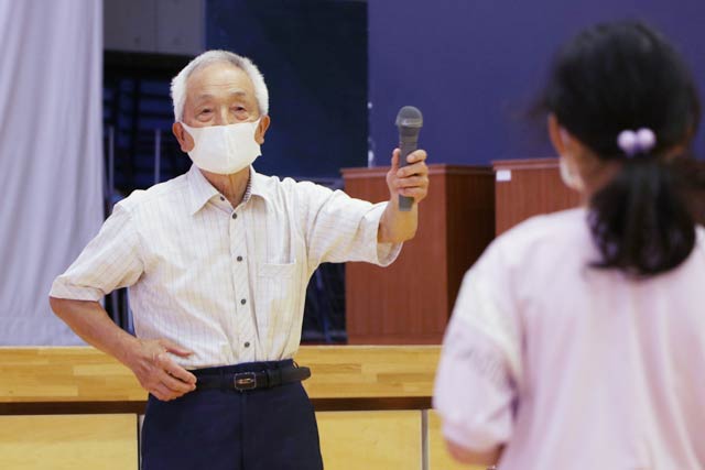4年生の質問に答える上石さん
