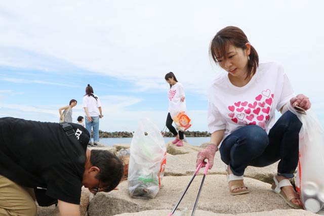 岩のすき間のごみを永塚製作所のごみ拾いトング「MAGIP」でつかむ