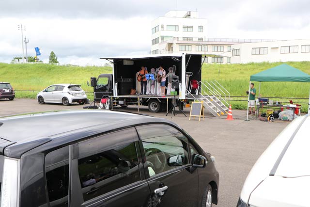 車内からステージイベントを見学