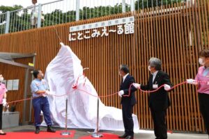 「にとこみえ～る館」フルオープンイベントの除幕式