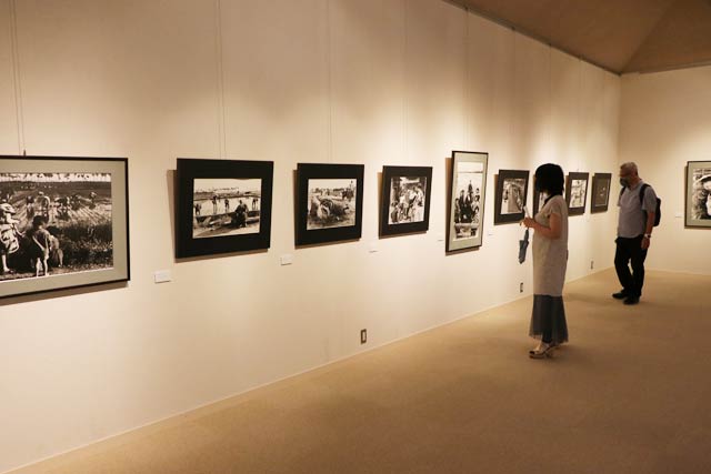 燕市産業史料館で開かれている捧武没後10周年記念写真展「故郷を愛し、記録し続けた写真家 SASAGE TAKESHI」
