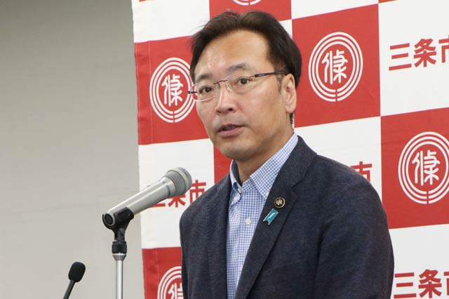 三条市で初めの新型コロナウイルス感染確認で記者会見する国定市長