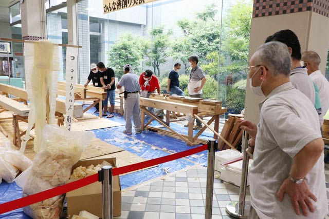 燕三条地場産センターで行われている「かんな薄削り実演」