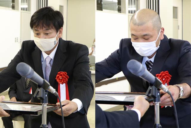 吉田局長から感謝状を受ける左が横田さん、右が渡辺さん