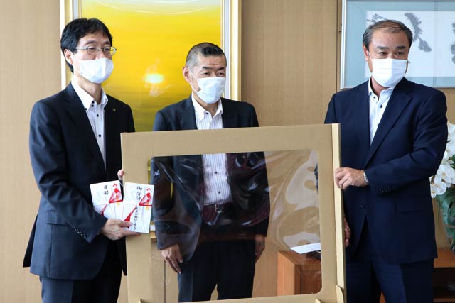 左から鈴木市長、星野社長