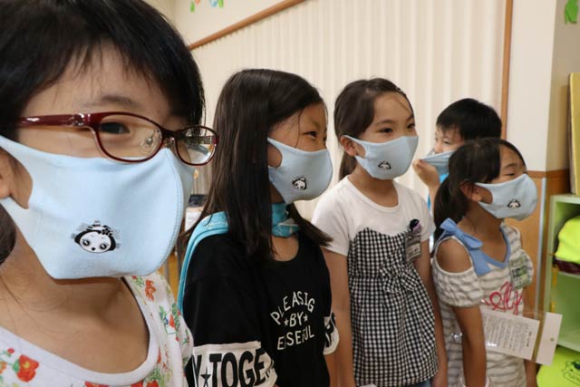 燕市職員互助会から寄付のマスクを着けた燕市立わか竹児童館の子どもたち