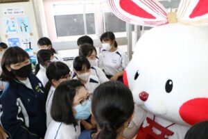 「ミコぴょん」が生みの親の弥彦中美術部へお礼参り