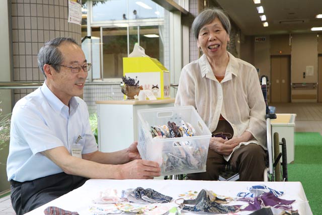 三条市社会福祉協議会に手作りマスク100枚を寄付した本間さん