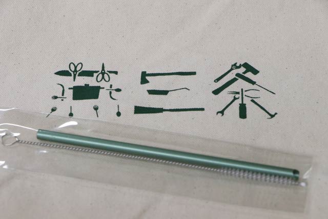 地元で生産されている製品を組み合わせた「燕三条」のロゴと先着50人に無料プレゼントしているアルミ製ストロー
