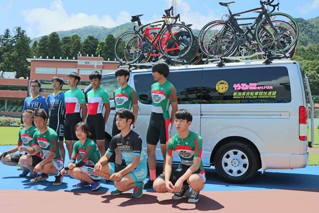 弥彦村から新潟県自転車競技連盟に贈呈されたワゴン車と吉田高校自転車競技部の部員