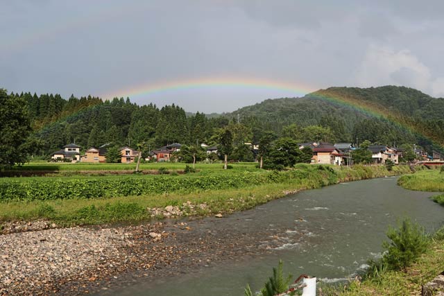 1日午後4時過ぎの加茂市の加茂川上流