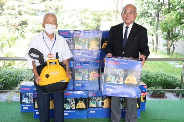 三条市社会福祉協議会の上石会長(左)とハイサーブウエノの小越会長