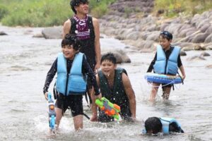 駒出川で川遊びに夢中の子どもたち