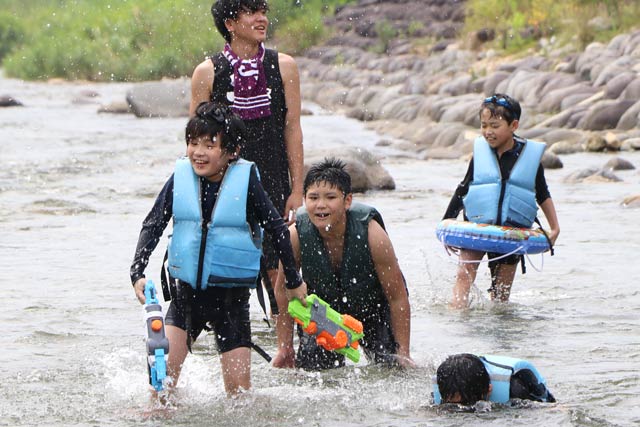 駒出川で川遊びに夢中の子どもたち