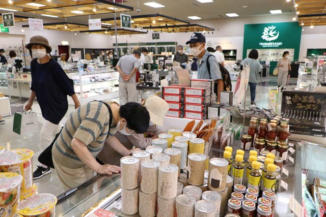 「燕三条じばさんお盆フェア2020」でにぎわう店内