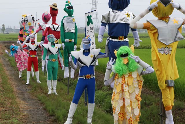 メテオレンジャーのかかしと並んで