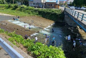 猛暑日に川遊びでにぎわう八木鼻オートキャンプ場付近の駒出川