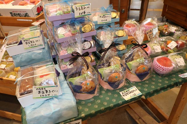 花以外の墓参りの供物も販売