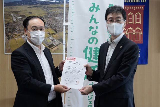 明治安田生命新潟支社の加見支社長(左)と鈴木燕市長
