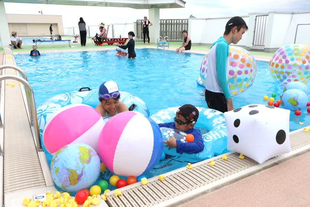 低学年用プールは浮き輪とビーチボールも