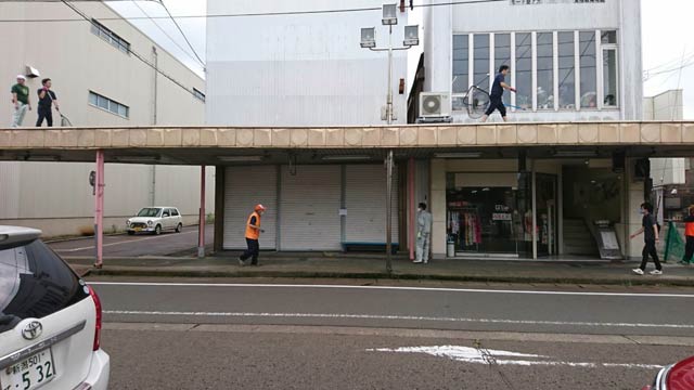 中央商店街の本町2地内のアーケードの屋根に上がっての大捕物はまるで横スクロールゲームのよう