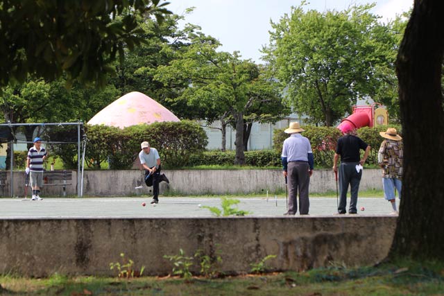 16日午後2時半ごろ燕市中央公園でゲートボールに熱中