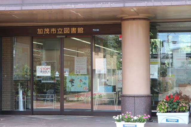 右の柱の裏側にツバメの巣がある