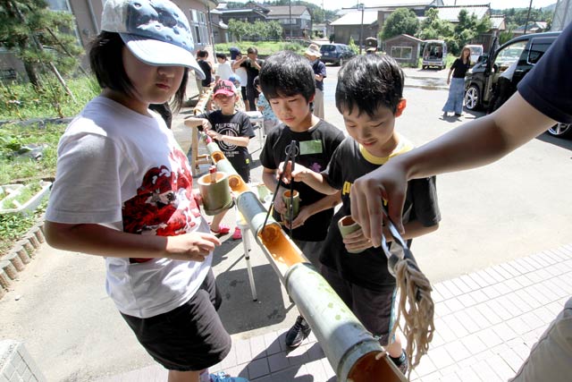 旧荒沢小で行われた自然体験プログラムの「流しそば」
