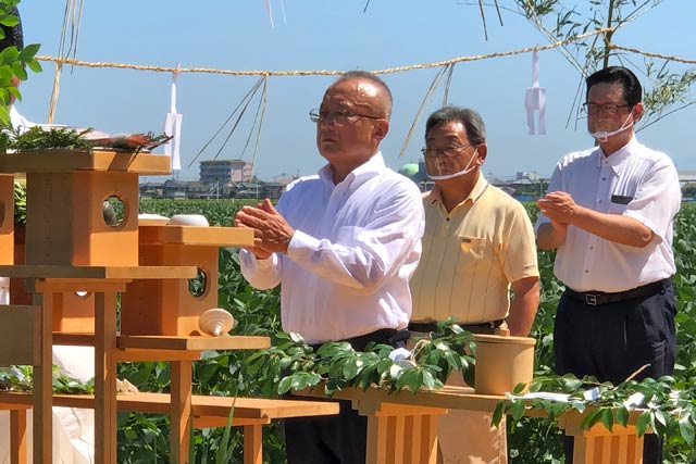 玉ぐしをささげて柏手を打つ小林村長