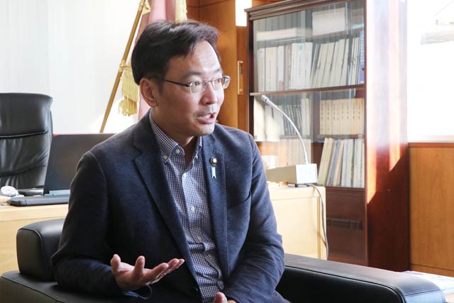 富永草野病院の職員2人の新型コロナウイルス感染の公表について話す国定市長