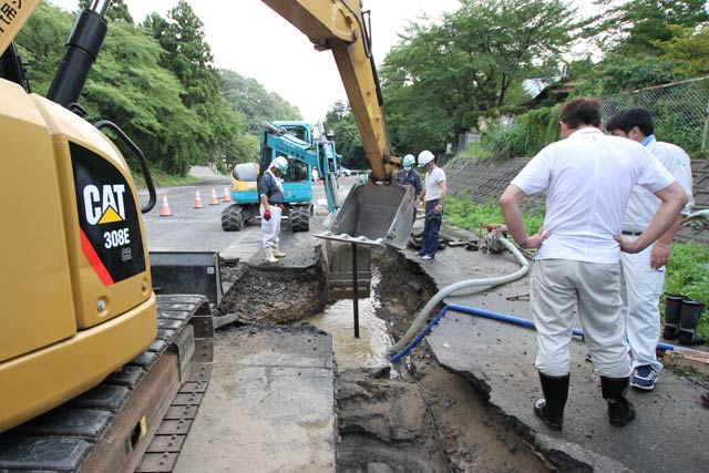 漏水事故のあった弥彦の水道工事現場