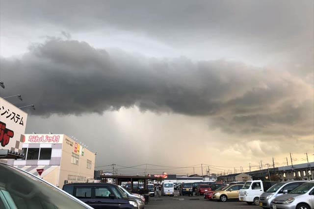 ゲリラ豪雨が近づくチャレンジャー燕三条駐車場から撮影した不気味な雲（市民撮影）
